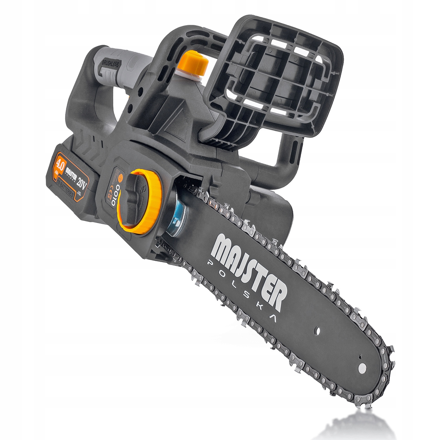 Bezszczotkowa piła łańcuchowa akumulatorowa marki Majster Polska, dominują kolory czarny i szary, z pomarańczowymi akcentami (np. na korku zbiornika oleju, przycisku zwalniającym akumulator, pokrętle regulacji łańcucha) - ujęcie nr 2